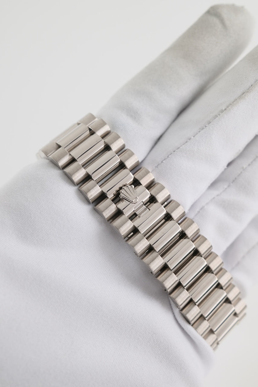 Day-Date 40 228239 Box + original Papers SERVICED Olive Dial 18k White Gold 2022