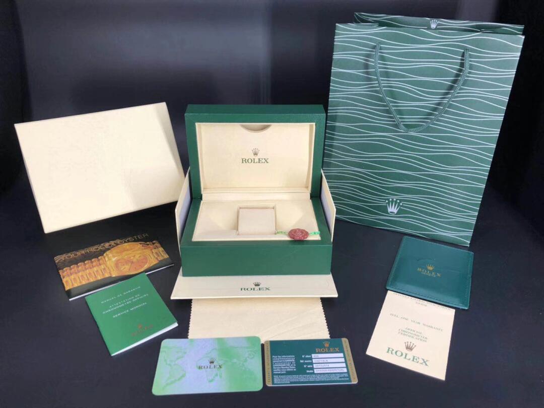 Complete Cavalieri presentation set: lacquered box, booklets, certificate card, polishing cloth and carry bag